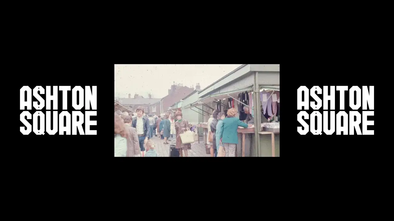 Photo d'archive du marché extérieur d'Ashton-in-Makerfield, foule devant les étals, encadrée par la typographie Ashton Square sur fond noir