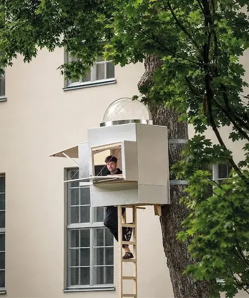 Baumhaus Office d’Opposite Office, petit bureau en bois installé dans un arbre à Weimar