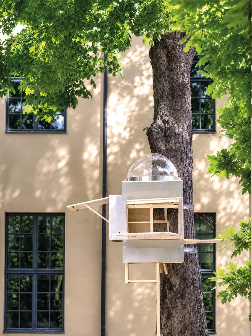 Intérieur très compact du Baumhaus Office avec table de travail et parois en bois