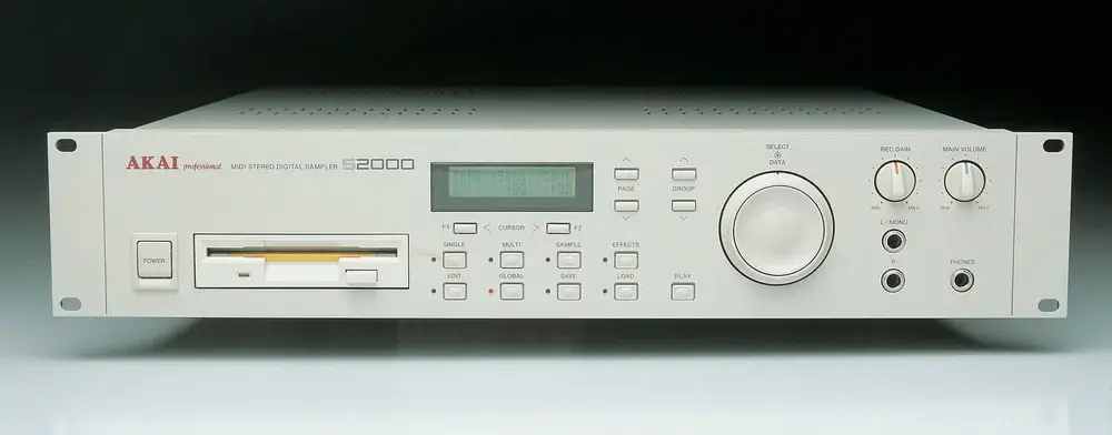 Façade d’un sampler Akai S2000 monté en rack