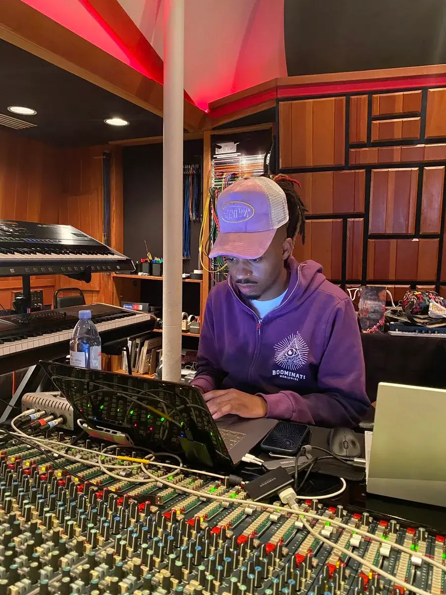 Metro Boomin travaillant sur un ordinateur dans un studio d’enregistrement