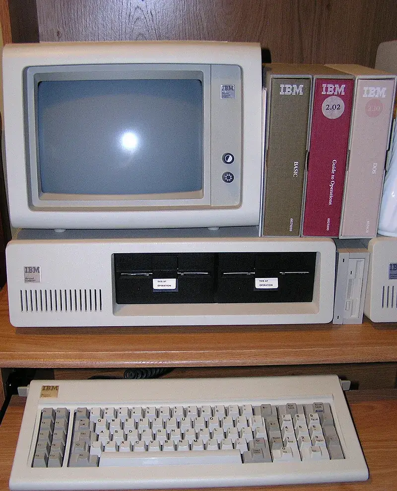 Ordinateur personnel IBM PC 5150 avec écran monochrome et clavier