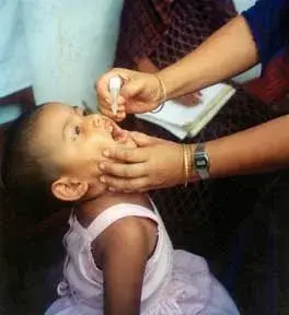 Enfant recevant des gouttes de vaccin oral contre la poliomyélite