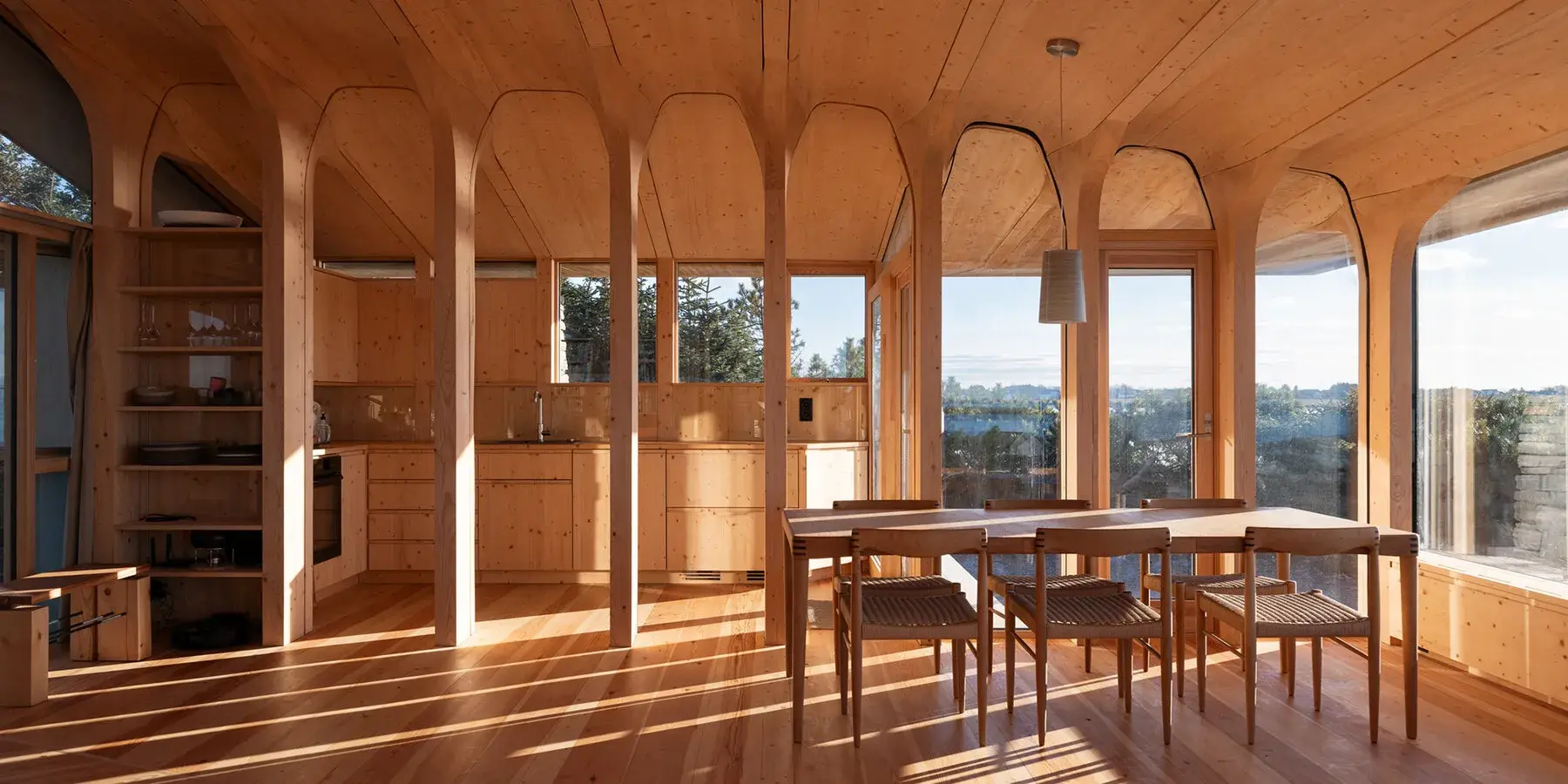 La cabane basse posée sur le promontoire rocheux, l'Atlantique à l'horizon