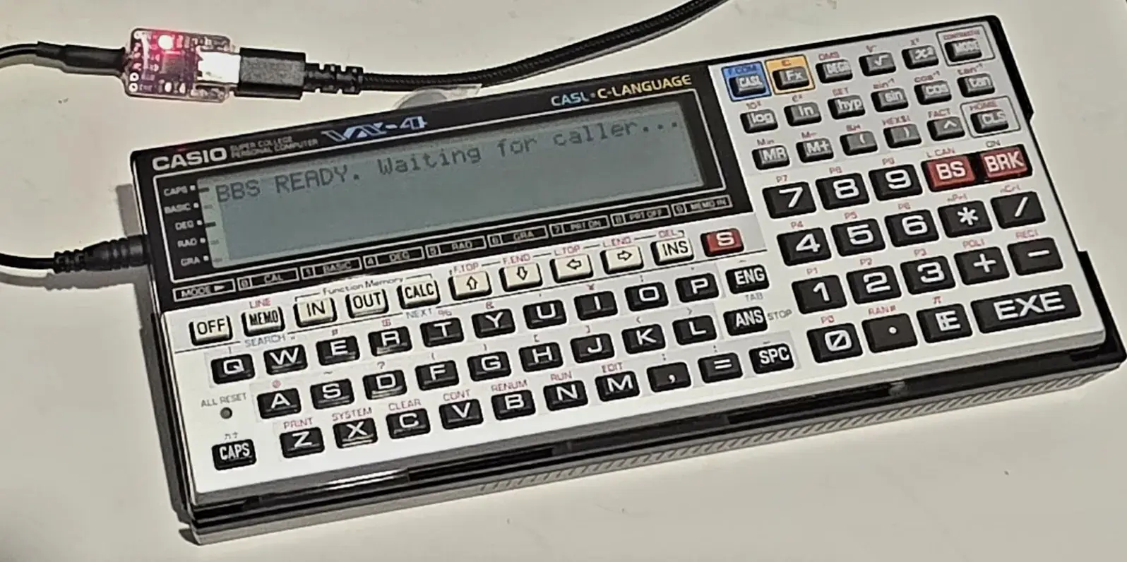 Casio VX-4 relié par câble série et utilisé comme hôte d’un BBS
