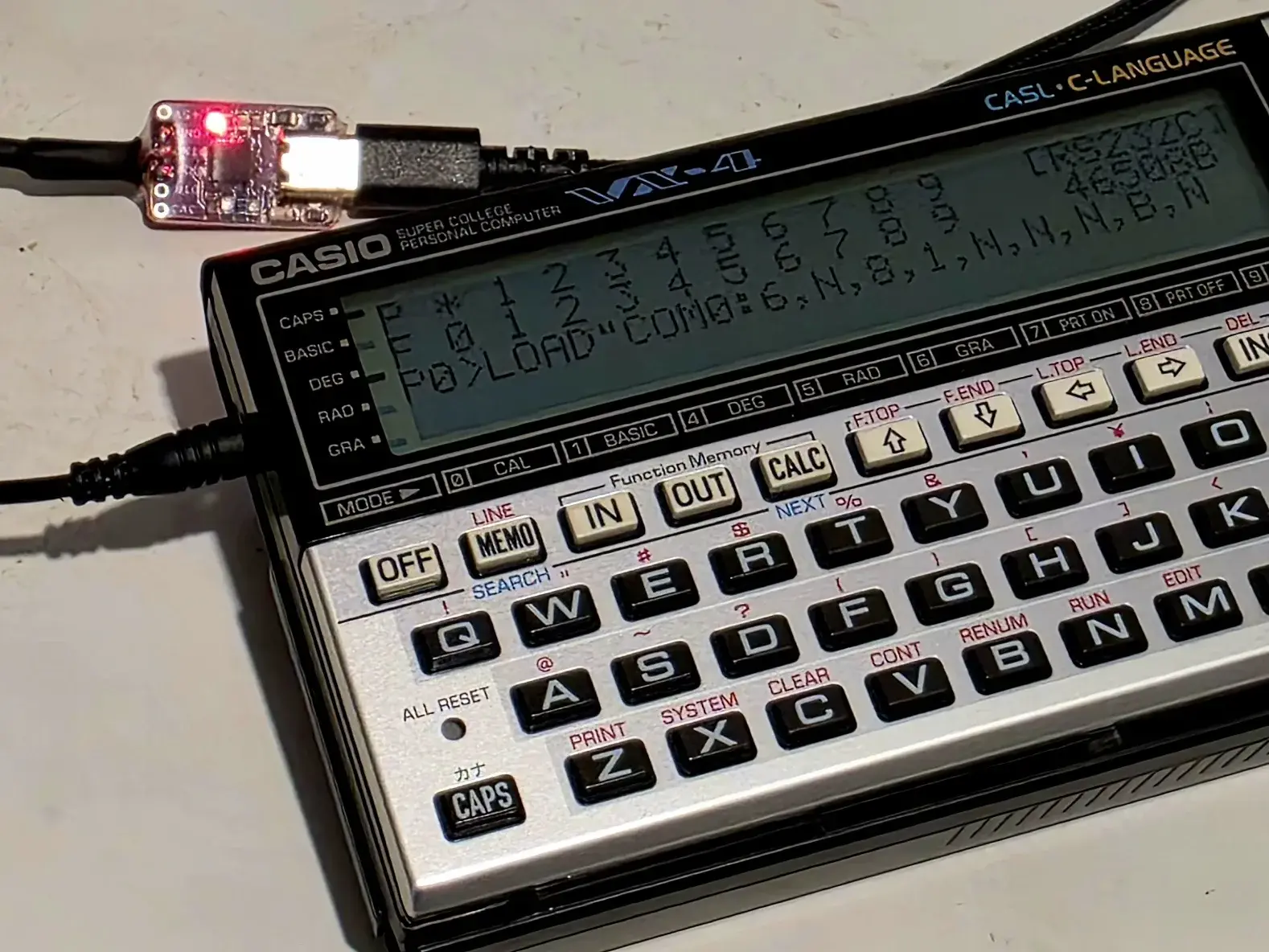 Casio VX-4 en mode COM relié à un câble série RS-232 vers USB