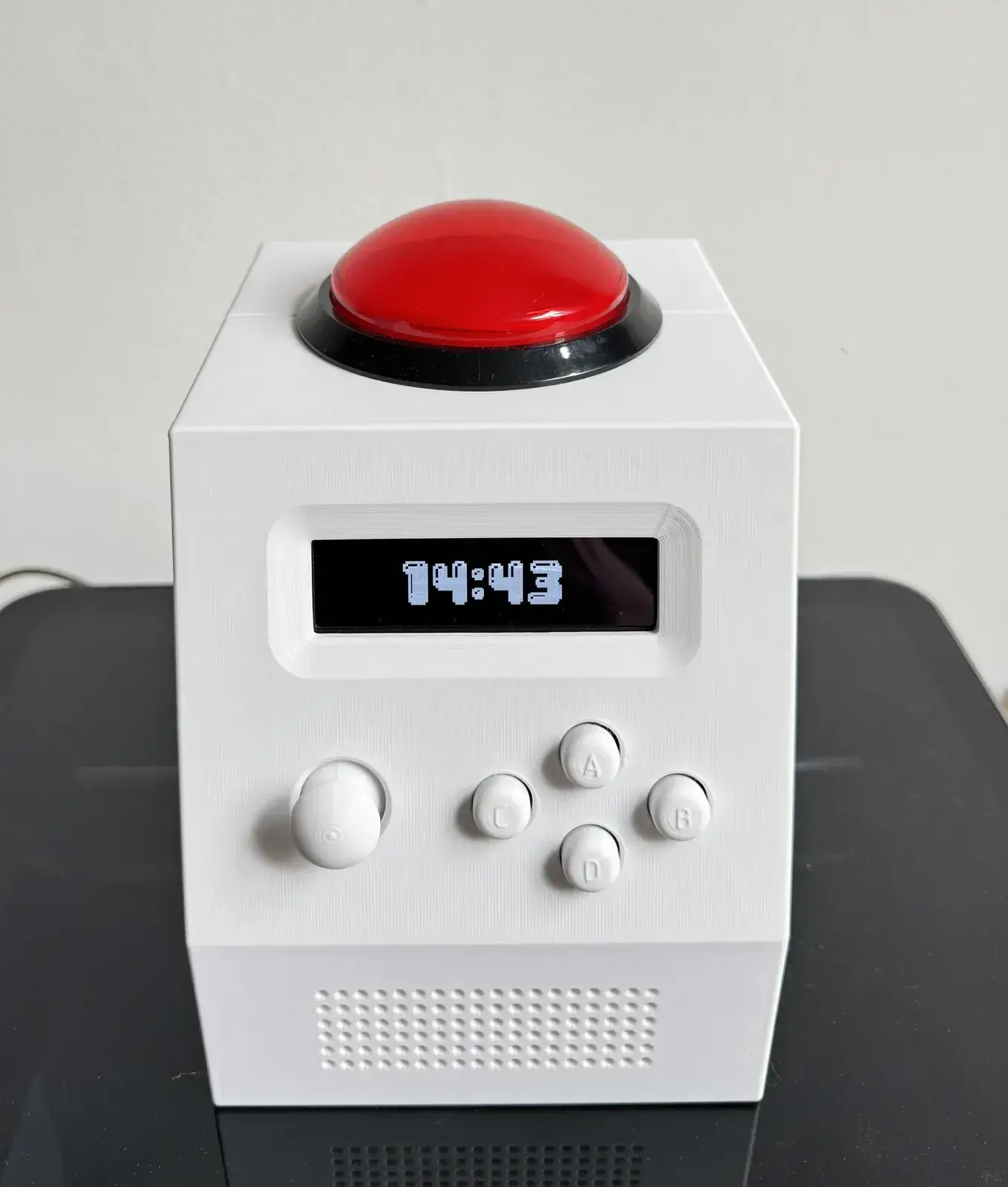 CinderClock, réveil de bureau imprimé en 3D avec écran OLED incliné et bouton arcade de 100 mm sur le dessus