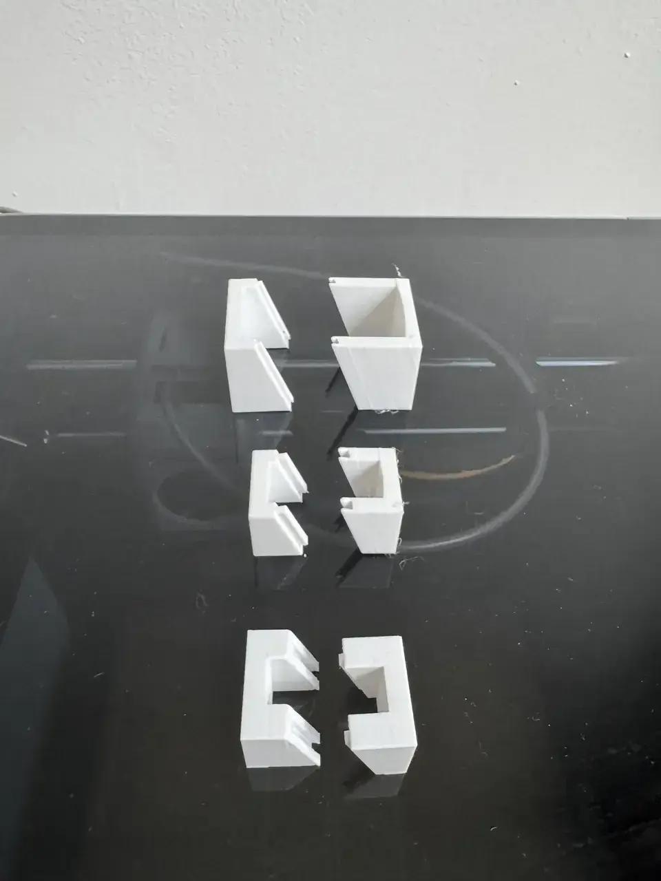 Trois essais imprimés en 3D du joint en queue d’aronde de CinderClock avec différentes tolérances