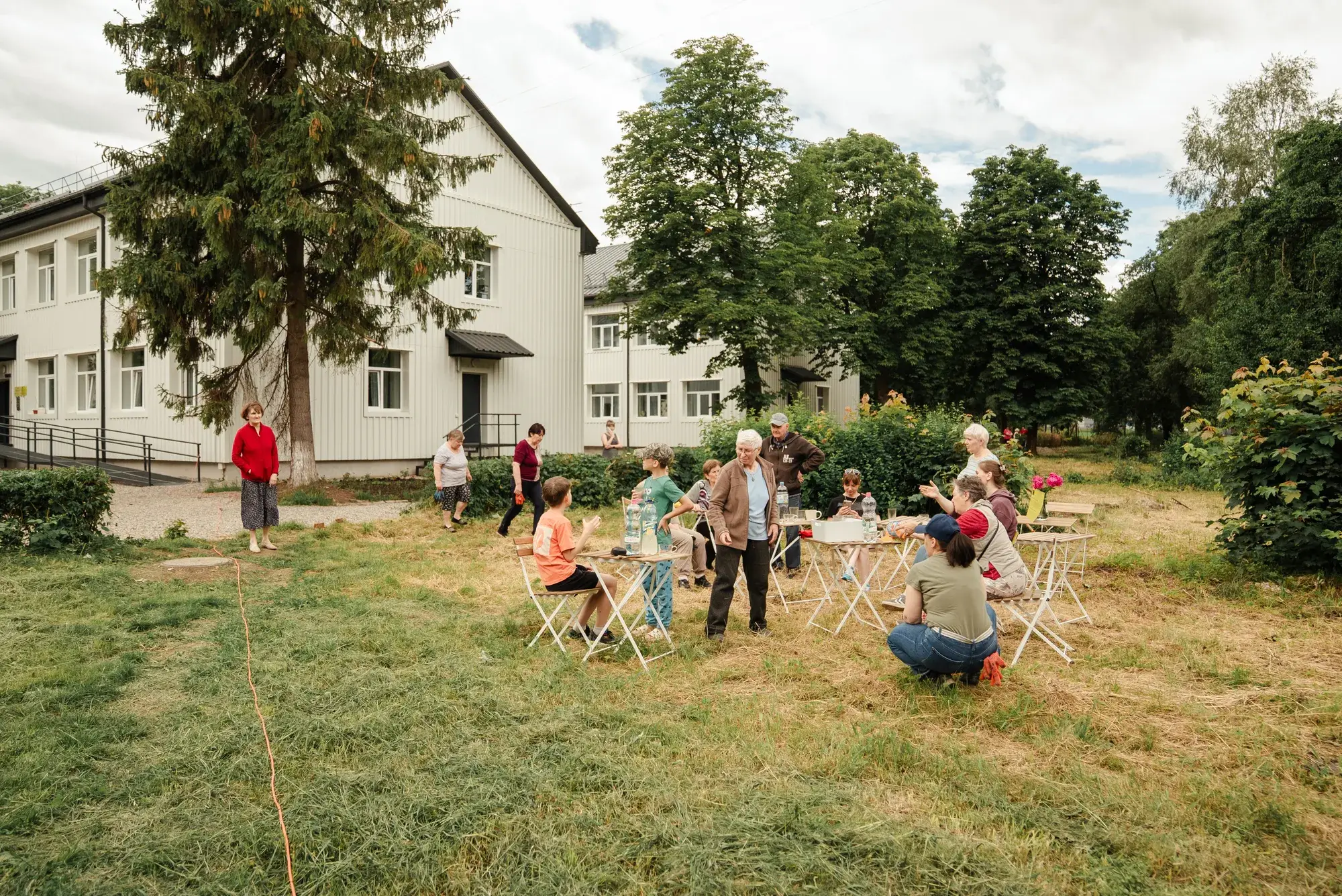 Jardin du complexe Zirochka de CO-HATY à Kalush, installé dans un ancien jardin d’enfants rénové