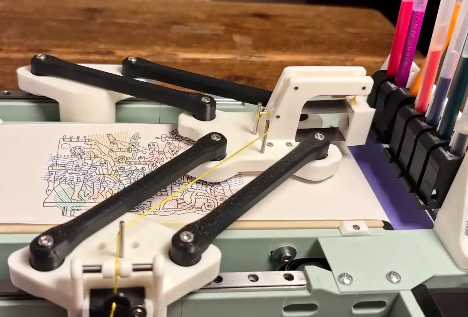 Traceur delta d’András Vujovits avec changeur automatique de stylos