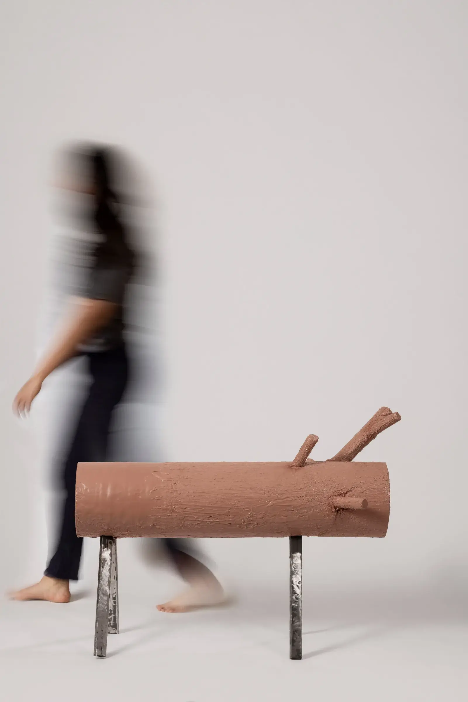 Banc en forme de bûche recouvert d'un caoutchouc synthétique texturé imitant une peau