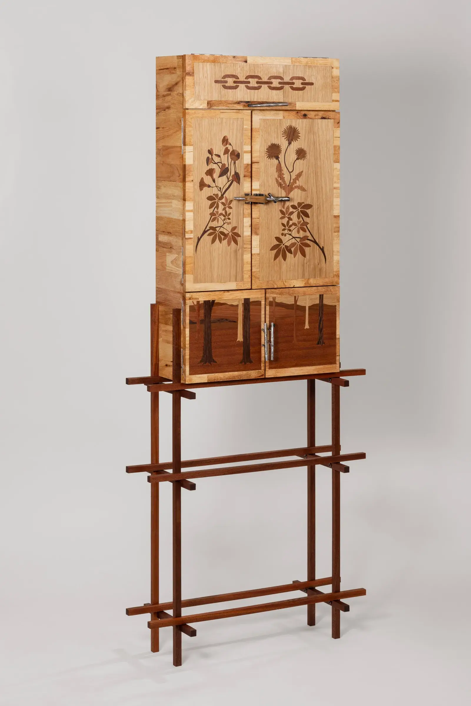 Armoire sombre en bois de caoutchouc couverte de marqueteries multicolores aux motifs géométriques