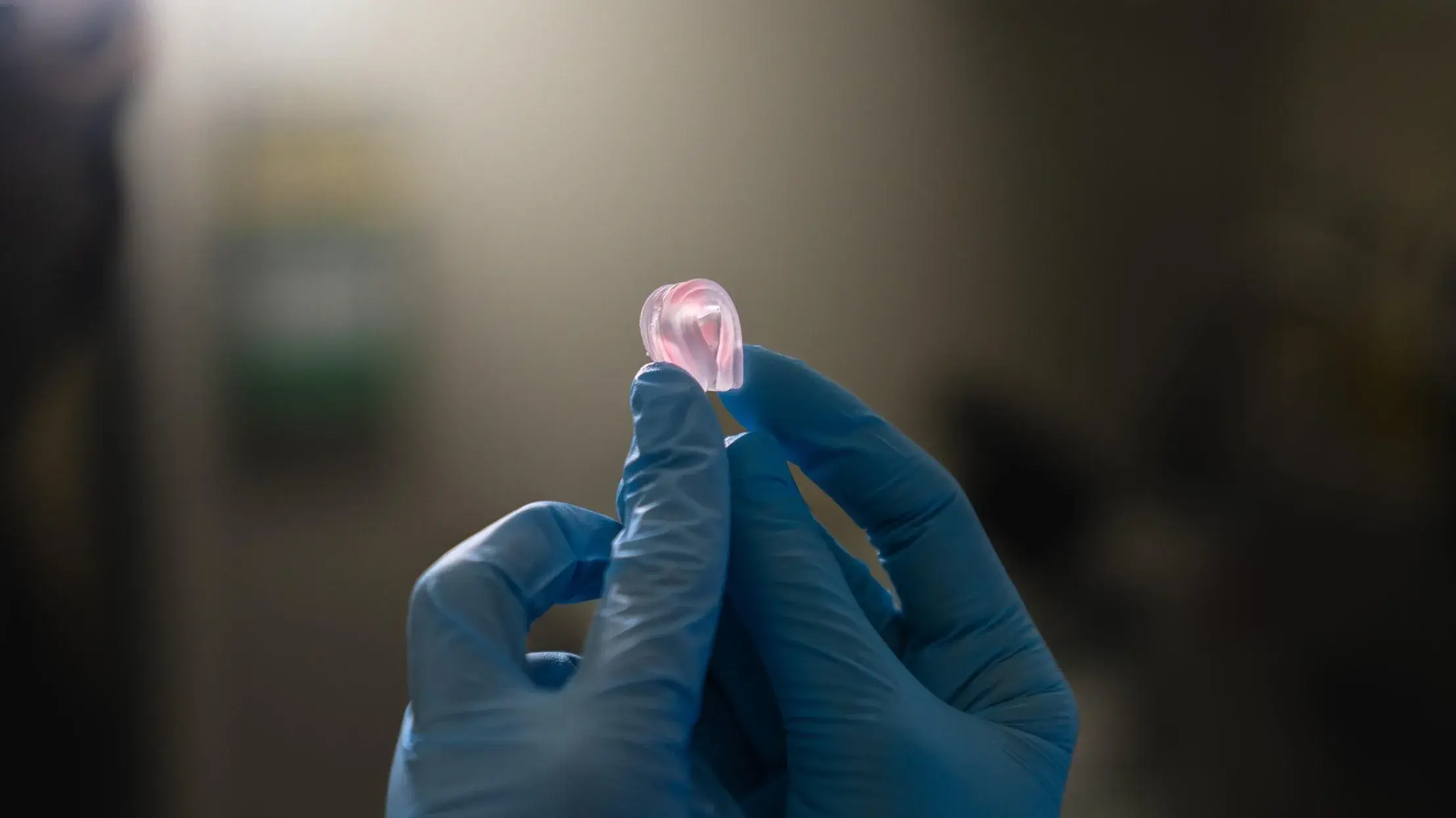 Échantillons d’élastomère granulaire double réseau développés à l’EPFL