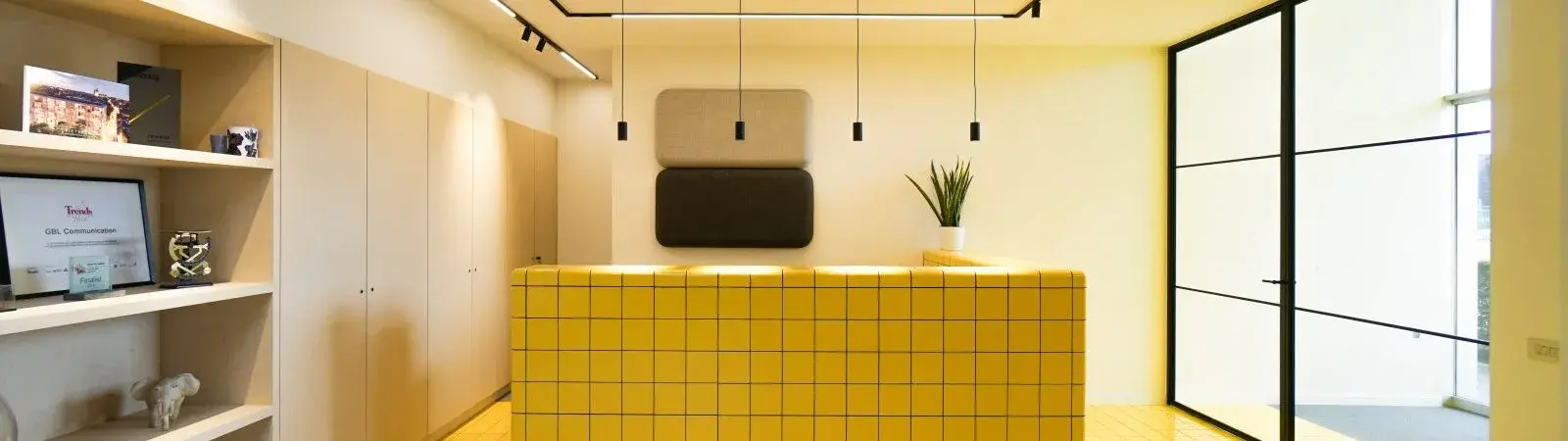 Un ensemble de carreaux DTILE blancs recouvrant un plan de travail et un mur avec des courbes continues