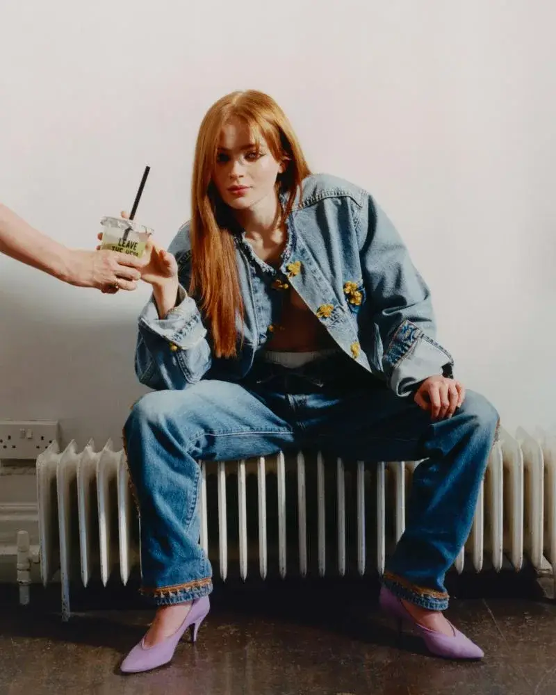 Photographie d’Elliot James Kennedy retravaillée en collage avec aplats de couleur et découpes