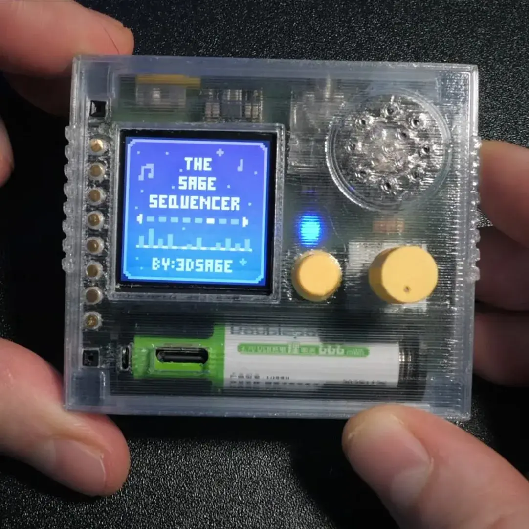 Vue du séquenceur montrant sa coque transparente et son électronique