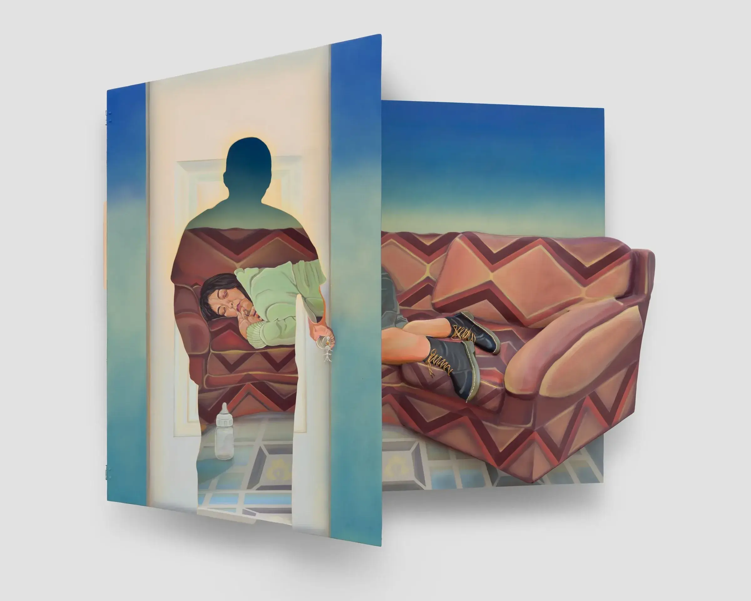 Dyptyque où un canapé à motifs quitte la peinture pour devenir volume, une femme endormie sur les coussins et la silhouette d'un homme dans l'embrasure d'une porte