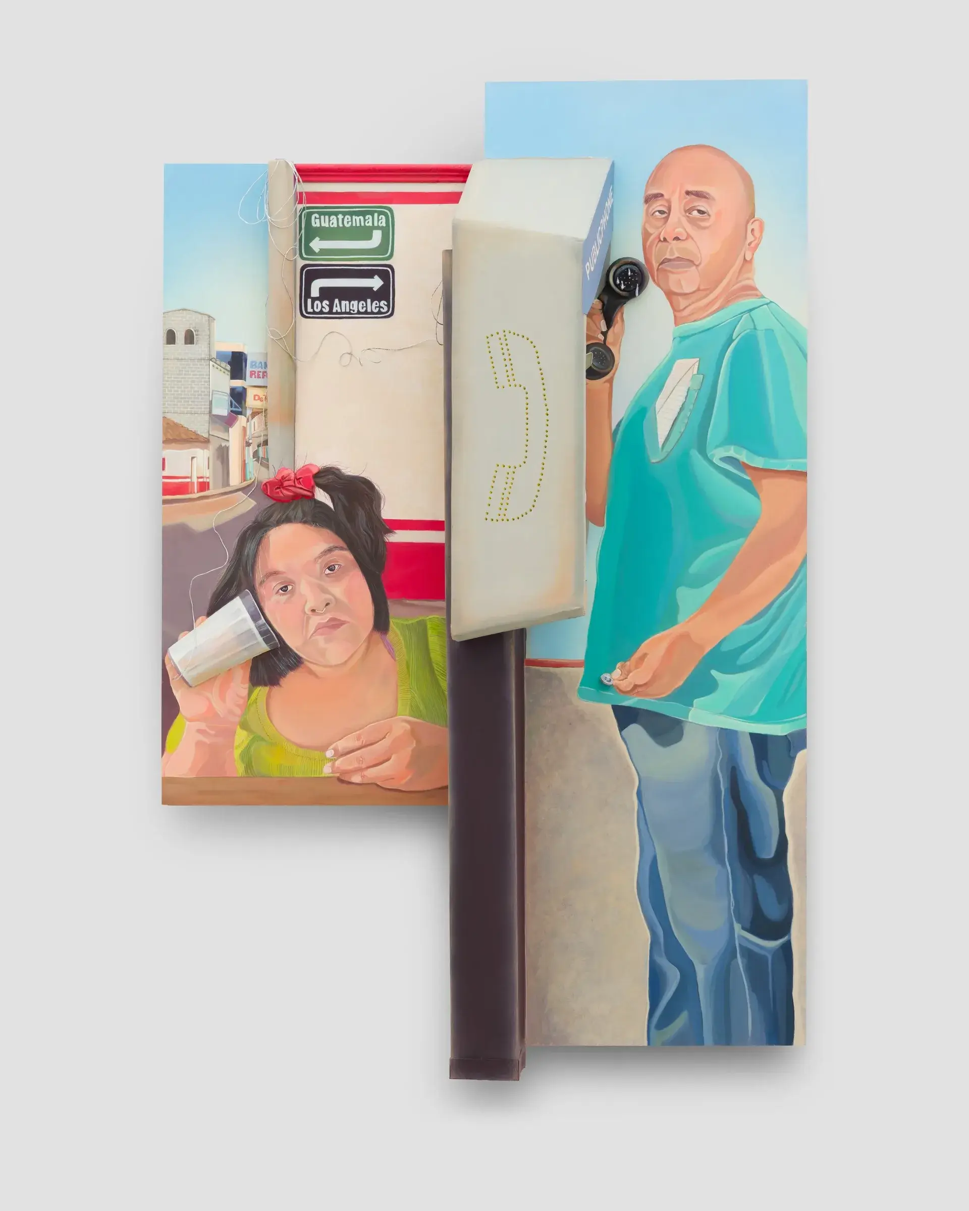 Peinture sculpturale en deux panneaux : une enfant tient un téléphone en papier à son oreille pendant qu'un homme attend à une cabine téléphonique en volume, entre deux panneaux Guatemala et Los Angeles