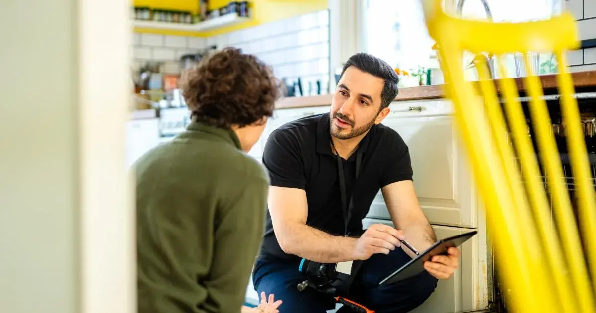 Technicien réparant un appareil électroménager dans le cadre des nouvelles règles européennes sur la réparation