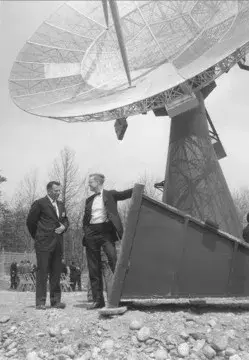 Harold Ewen et Edward Purcell debout devant le cornet utilisé pour la première détection de l'hydrogène interstellaire