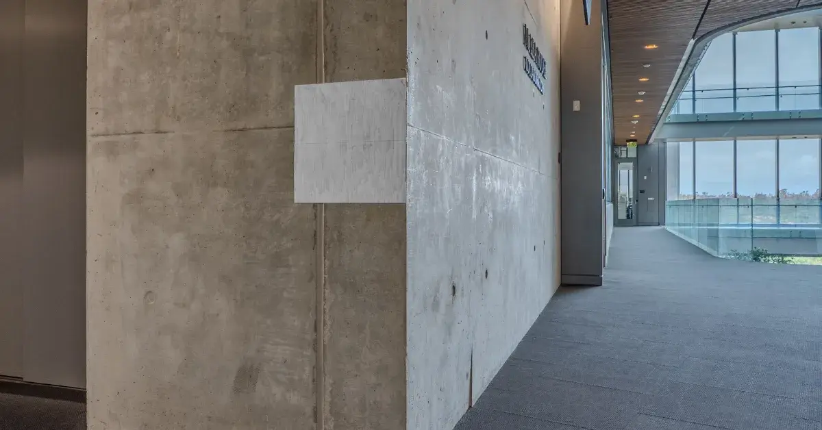 Une tuile FlowForm claire fixée sur un mur sombre pour réfléchir des signaux millimétriques