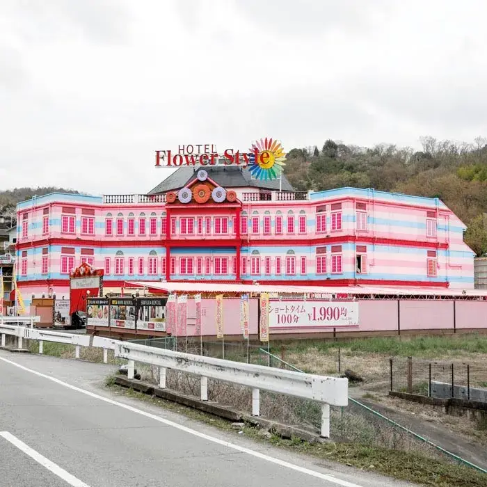 Love hotel japonais aux références de château photographié par François Prost