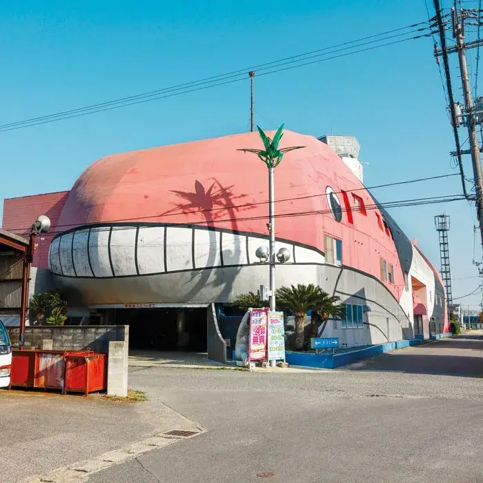 Façade d’un love hotel japonais photographiée frontalement par François Prost