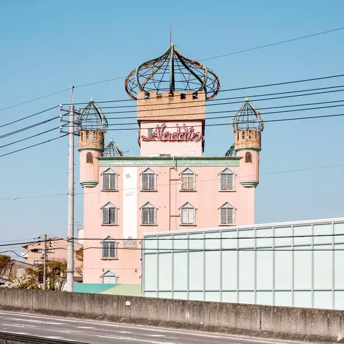 Love hotel japonais photographié depuis la route par François Prost