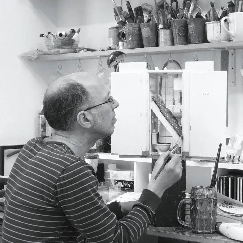Frank Kunert avec une maquette photographique dans son atelier