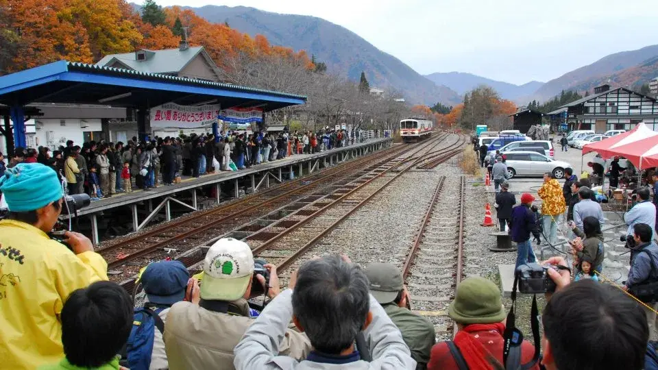 Foule sur le quai d'Okuhida-Onsenguchi pour le dernier dimanche d'exploitation de la Kamioka Railway, automne 2006