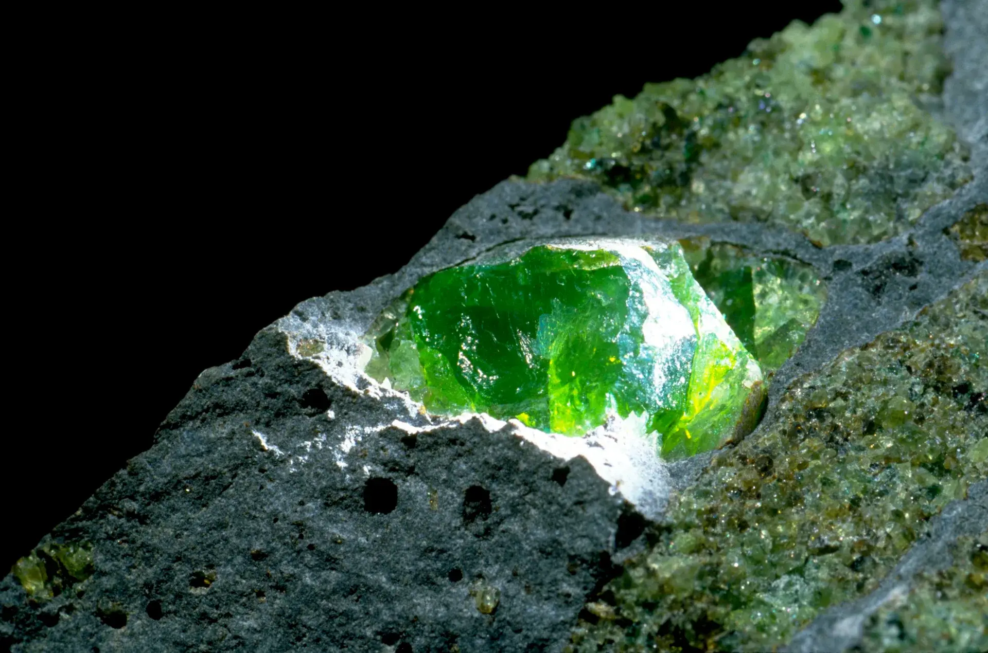 Illustration d’Eden GeoPower montrant un système de stimulation électrique appliqué à une formation rocheuse pour produire de l’hydrogène géologique