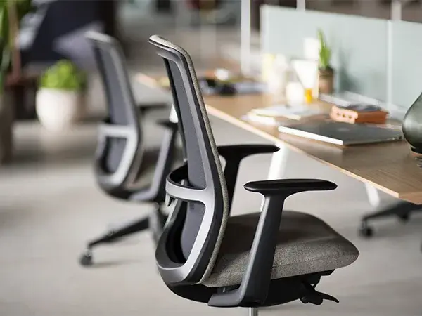 Chaise Haworth Fern utilisant des composants plastiques intégrés au procédé en boucle fermée