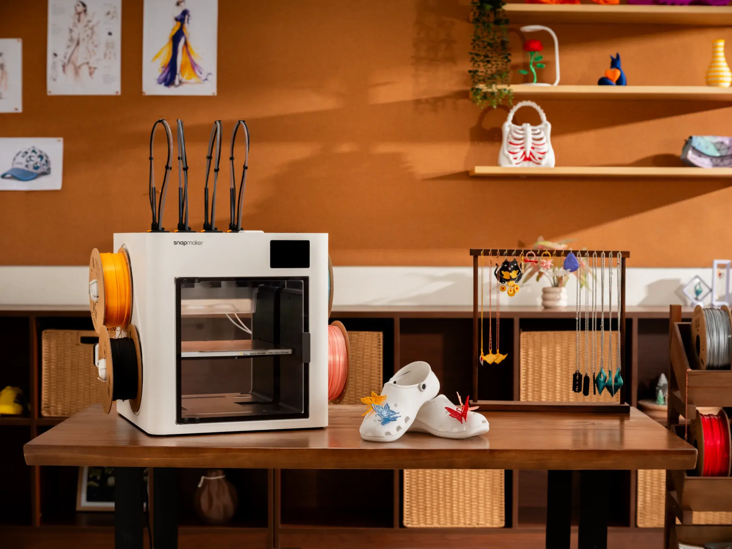 Imprimante 3D posée sur un bureau avec un sabot blanc en TPU terminé à côté