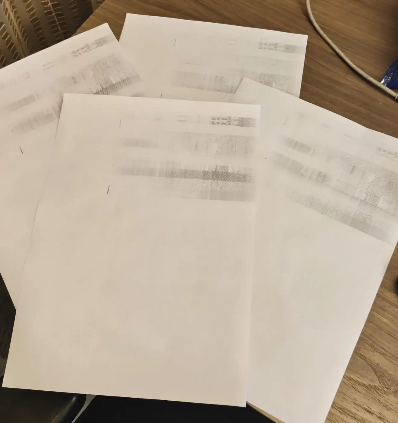 Feuille imprimée avec des bandes noires répétées par la HP Laser 1008a avant correction du format SPL3