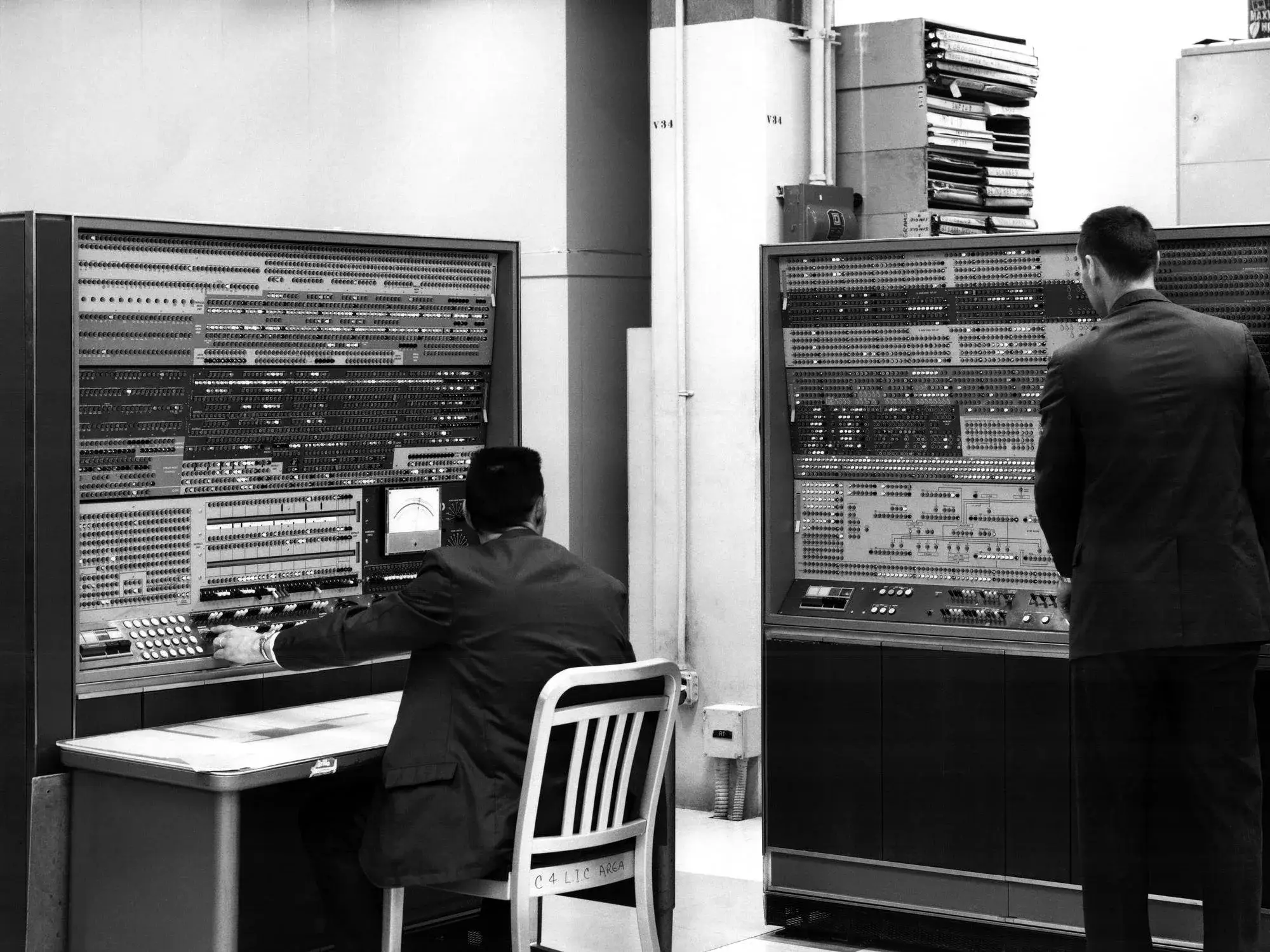 Deux opérateurs devant les consoles de l'ordinateur Harvest pendant son installation au siège de la NSA