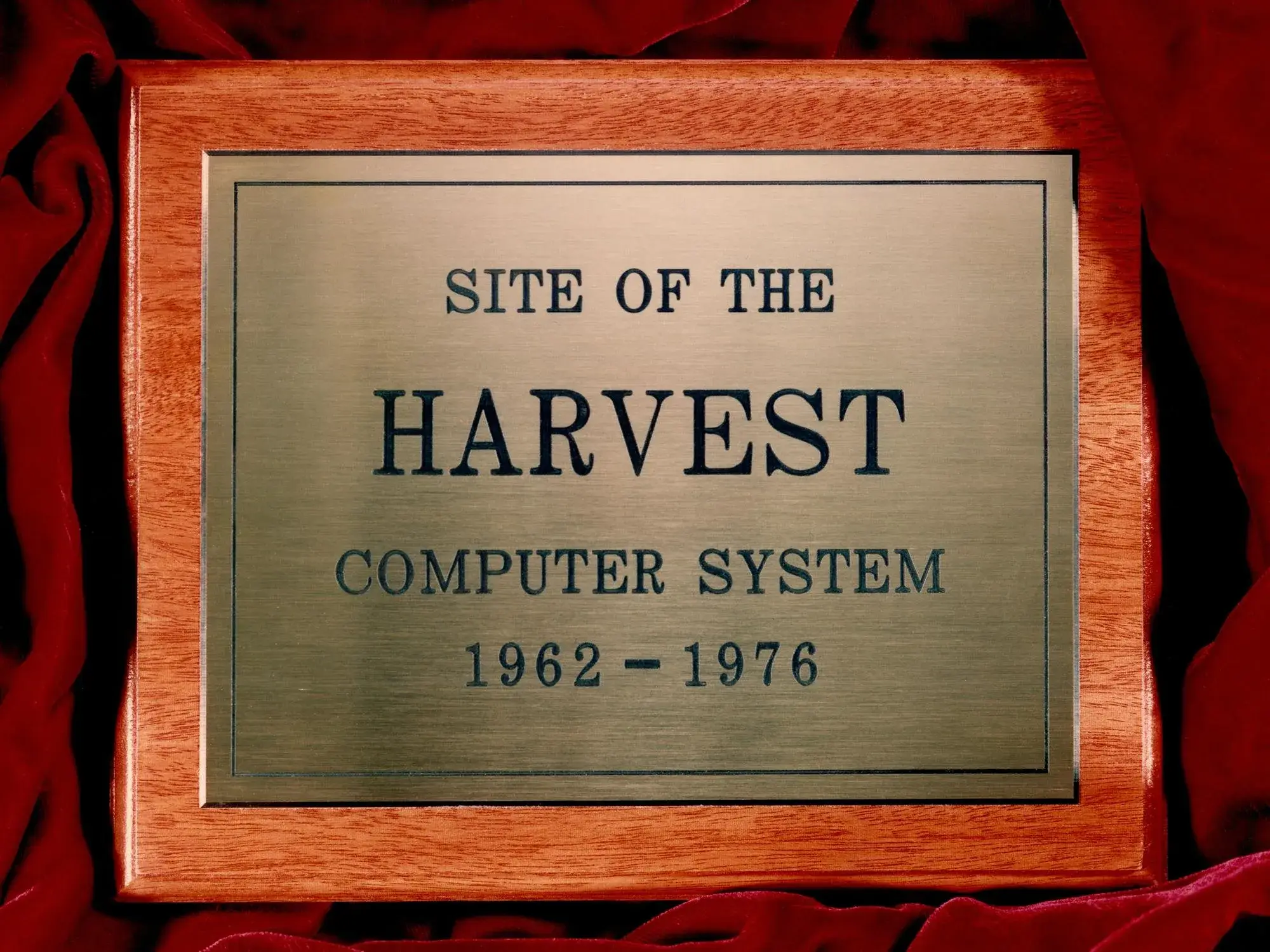 Plaque de bois avec plaque de bronze gravée « Site of the Harvest computer system, 1962-1976 »