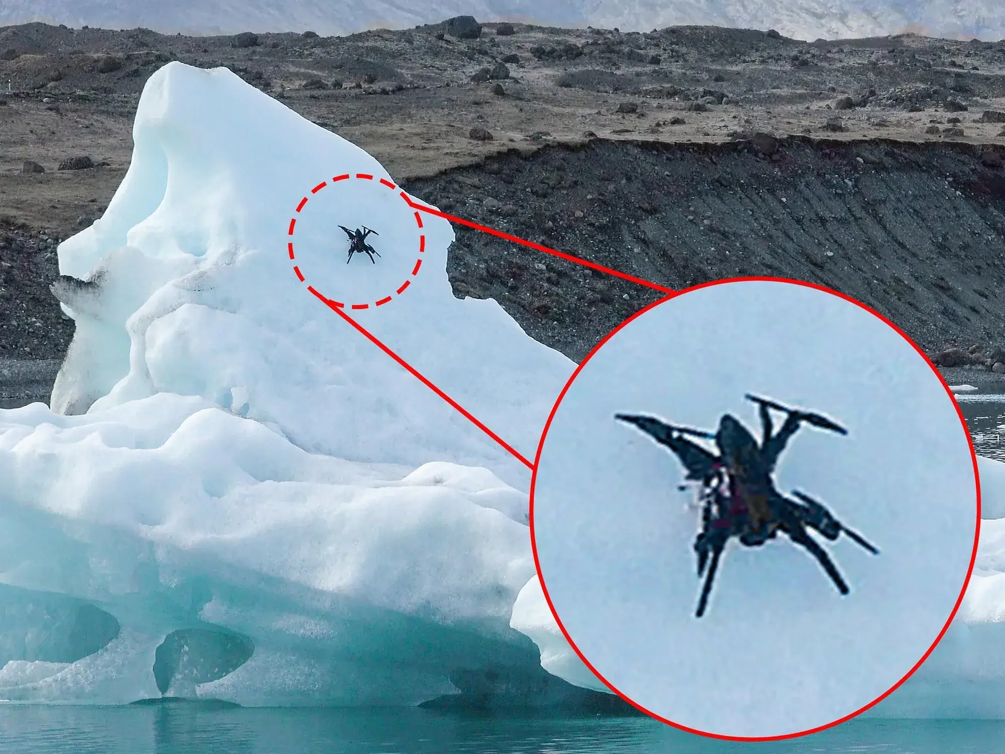 Le drone Ice Dart accroché à la pente bleutée d’un iceberg en Islande