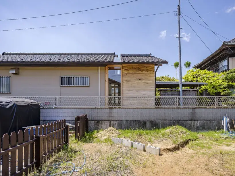 Petite salle de thé ouverte sur le jardin à Ichihara, avec structure bois et grande paroi vitrée