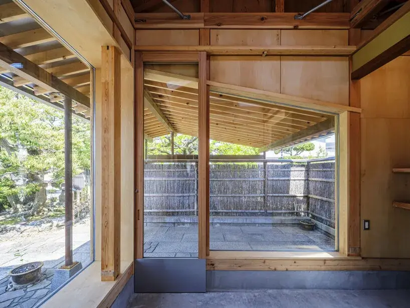 Salle de thé d’Ichihara vue depuis le jardin, avec seuil de plain-pied