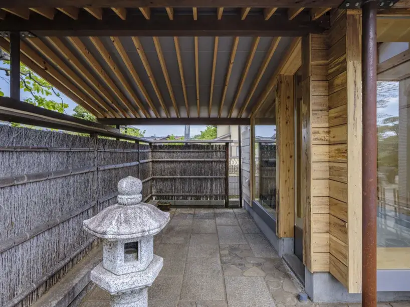 Détail des bois, de la structure et des matériaux de la salle de thé rénovée