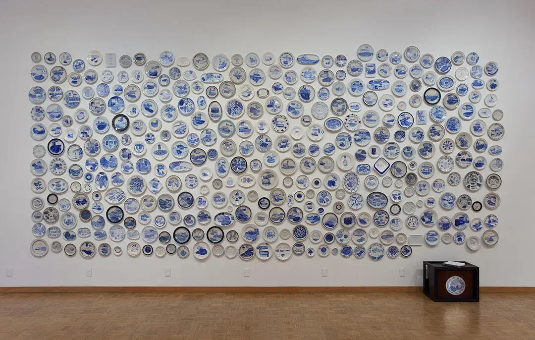 Installation The Last Supper de Julie Green, composée de centaines d’assiettes blanches peintes en bleu cobalt