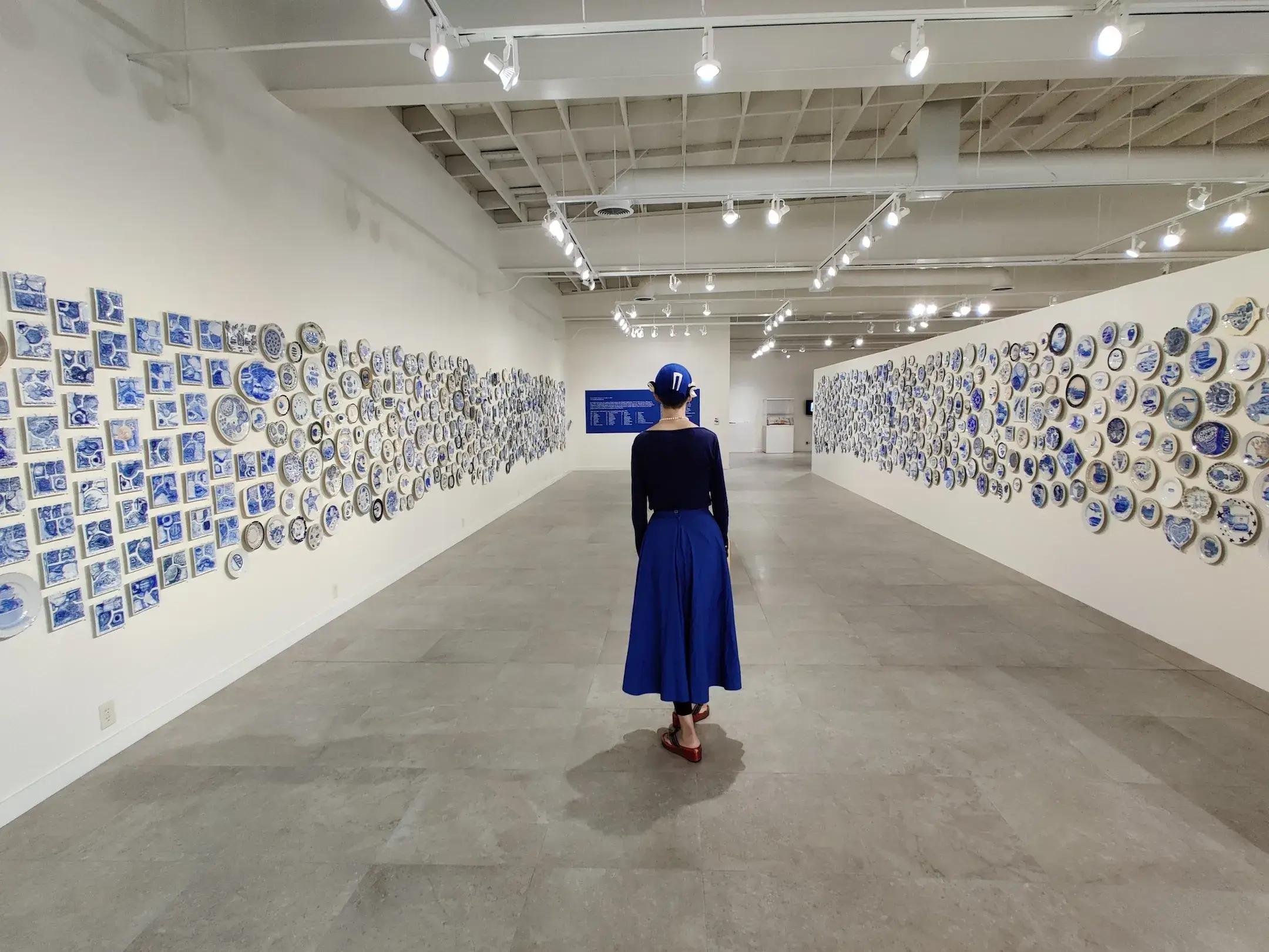 Mur couvert d’assiettes de The Last Supper lors d’une exposition de Julie Green