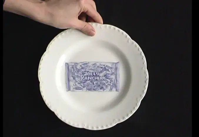 Assiette de The Last Supper portant une représentation bleue d’un sachet de bonbons Jolly Ranchers