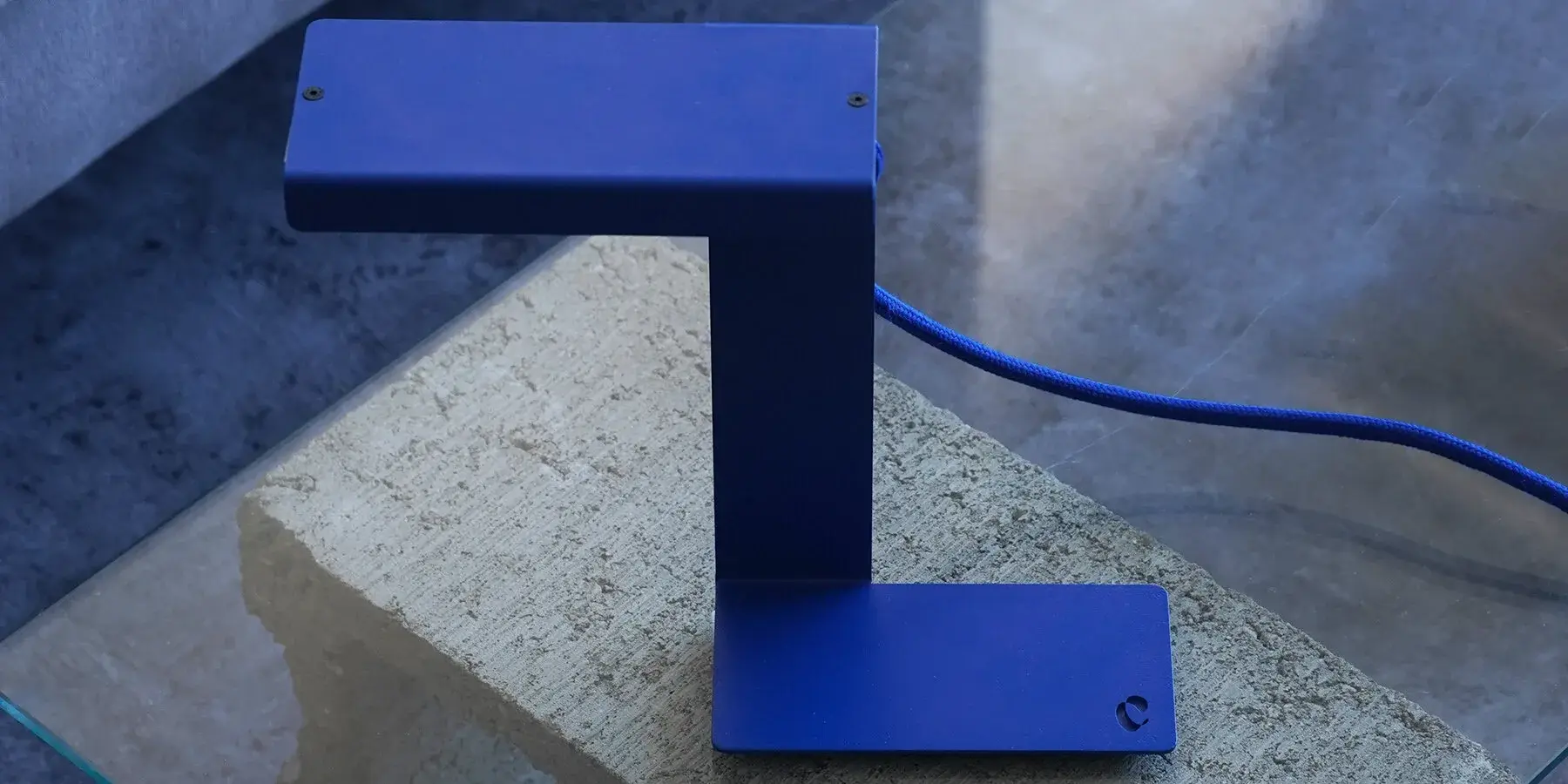 Lampe Z de Cobre Estudio formée dans une tôle d’acier pliée
