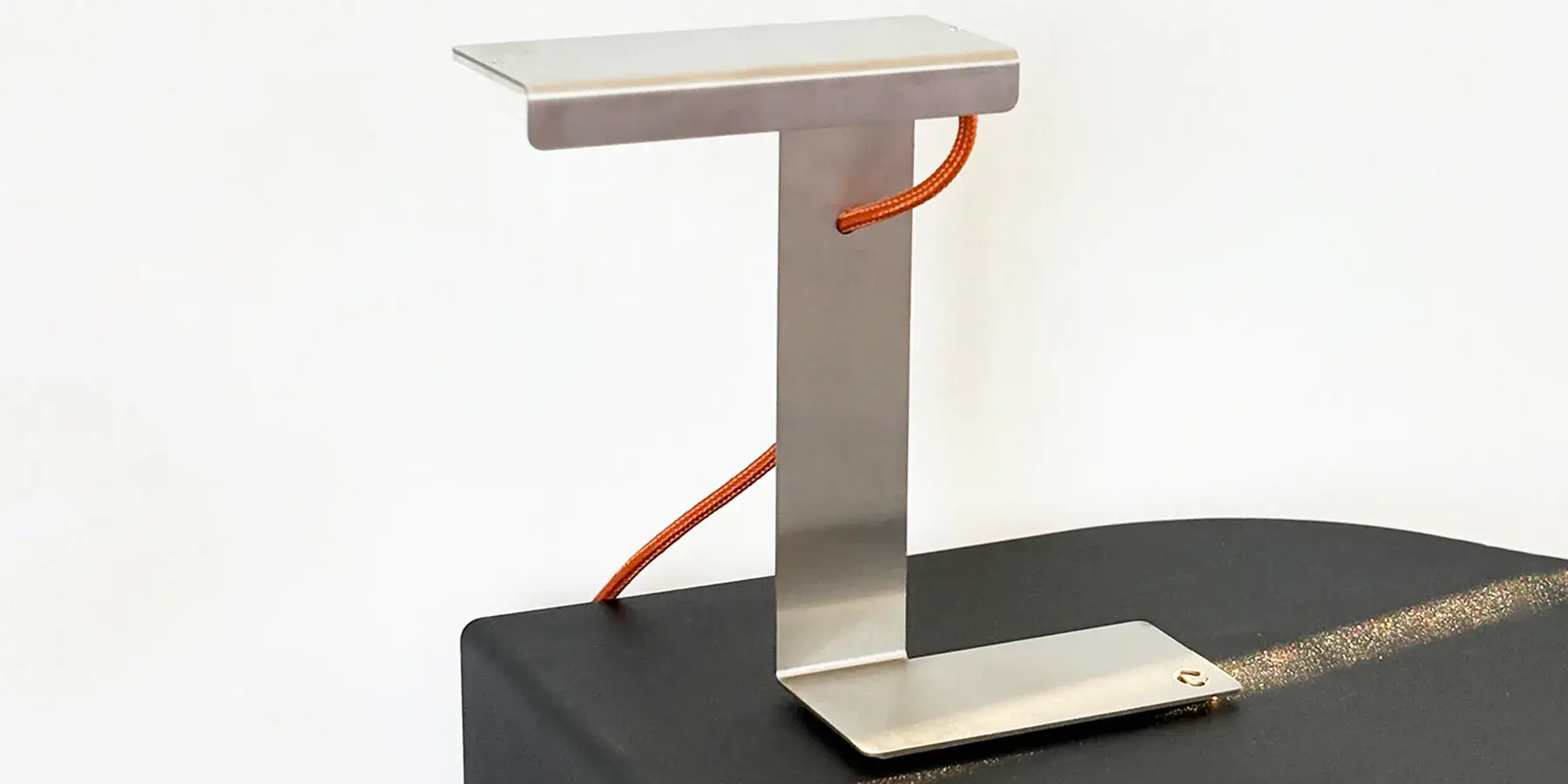 Vue latérale de la lampe Z montrant les plis de la tôle
