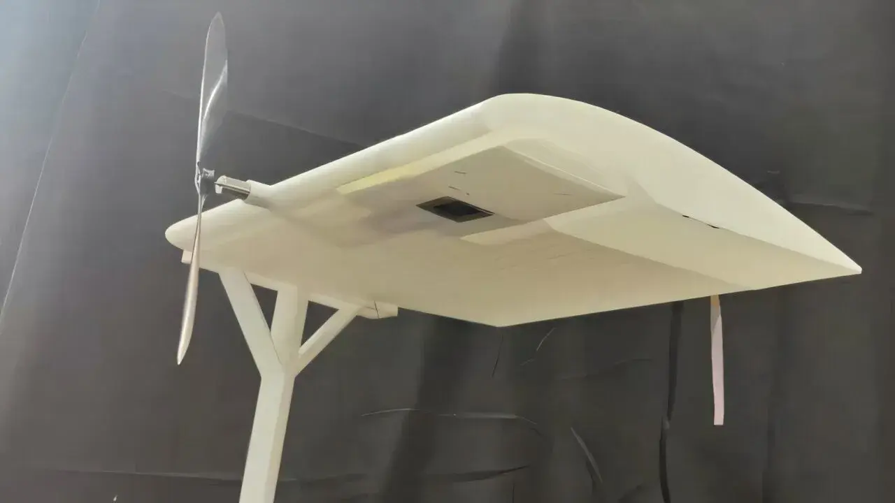 Récepteur photovoltaïque et thermoélectrique installé sous l’aile d’un modèle de drone pour un test d’alimentation par laser