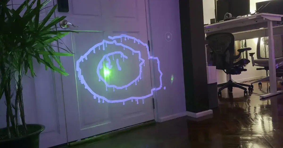 Spirale d'encre projetée sur une porte, tracée par un pointeur laser vert