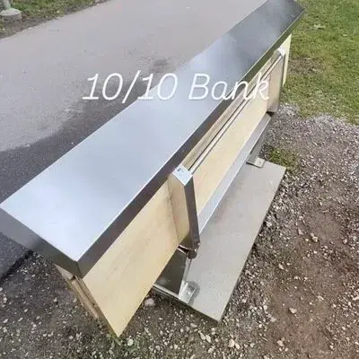 Banc public à Lausanne avec son assise en bois repliée sous un capot métallique