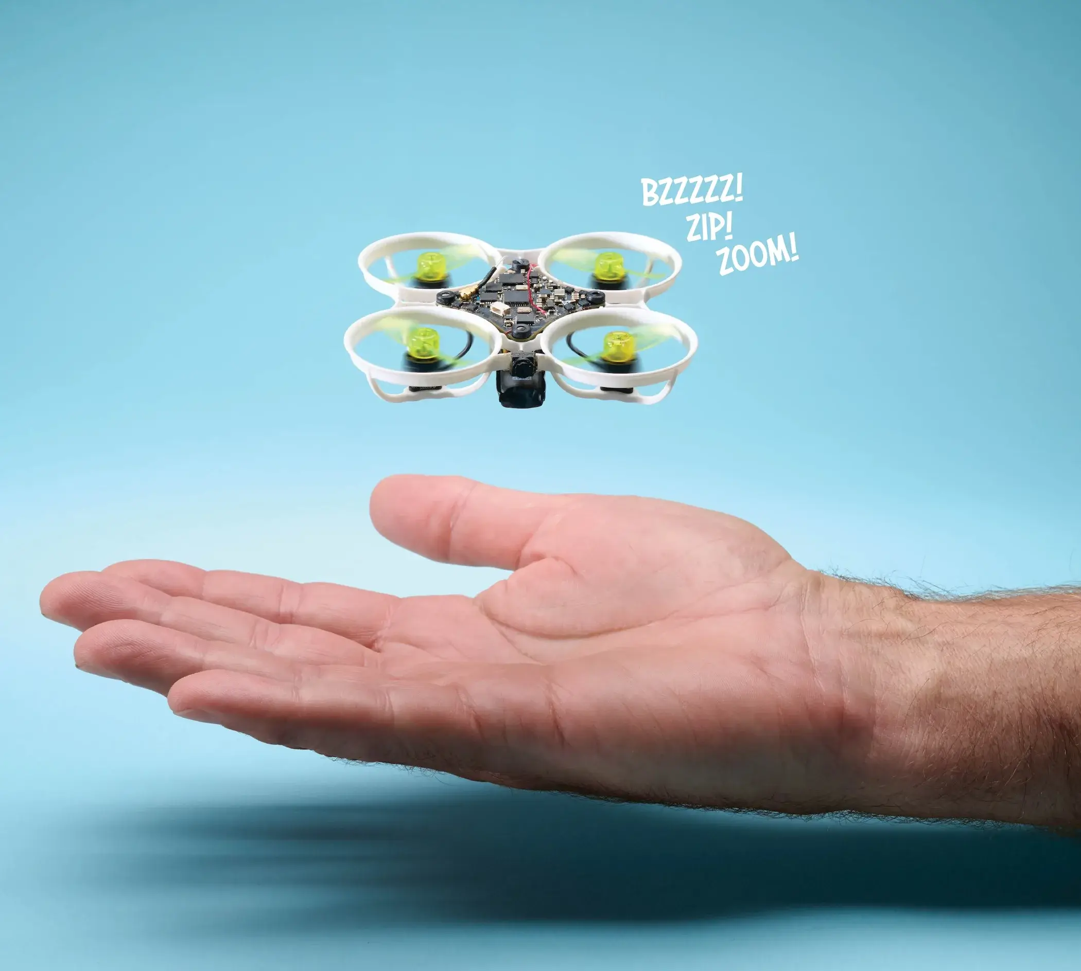 Petit drone FPV ultraléger posé à côté d’une pièce de monnaie