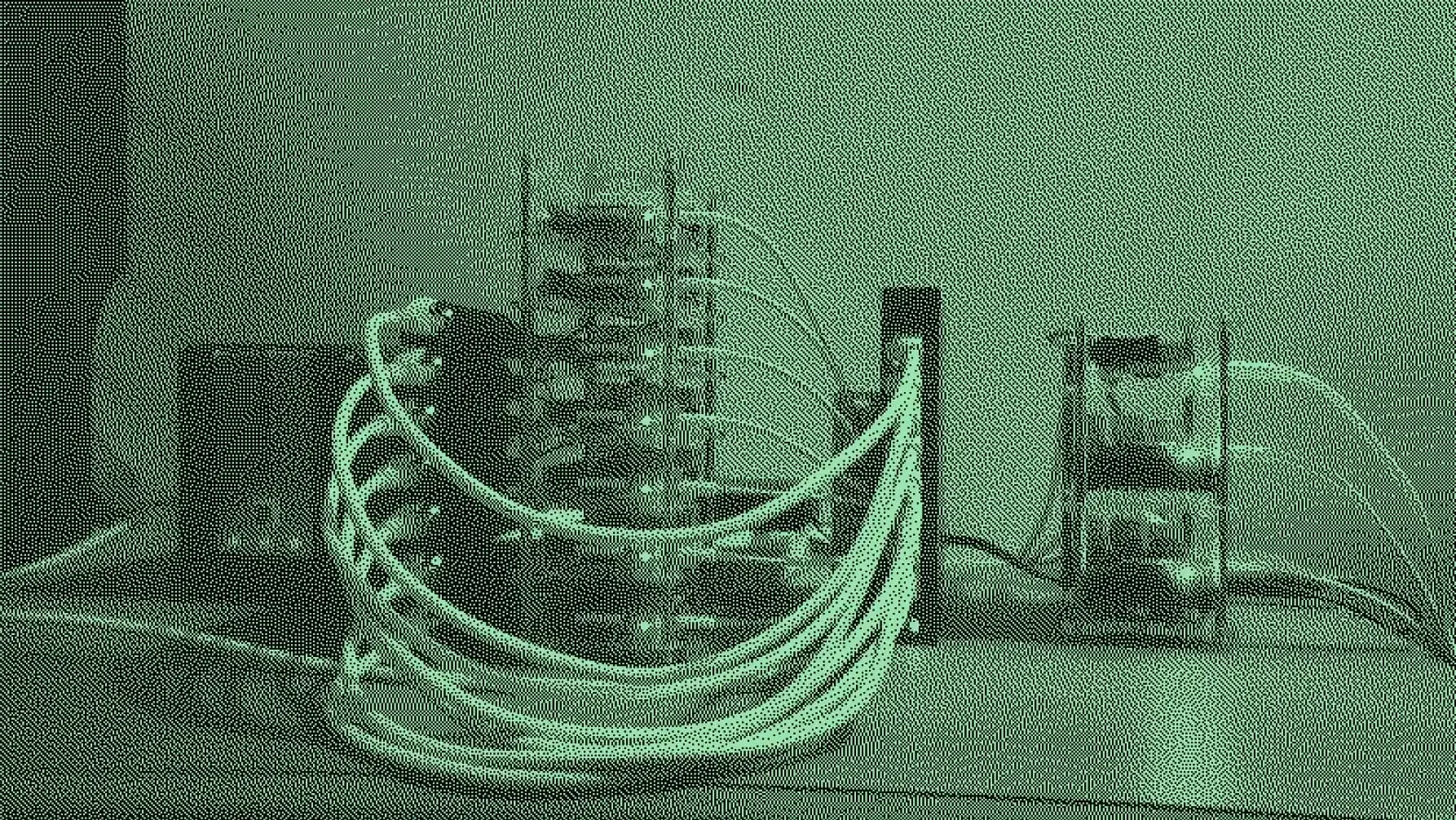 Ordinateur et matériel utilisés dans l’expérimentation d’auto-hébergement du Low-tech Lab